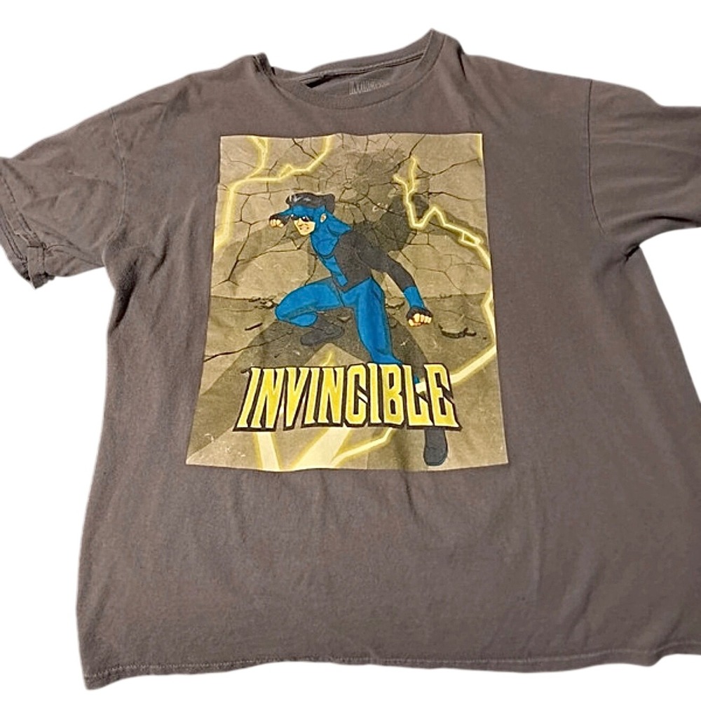 Gildan Invincible Graphic Tee Women Small Gray Excellent Superhero Comic Shirt
